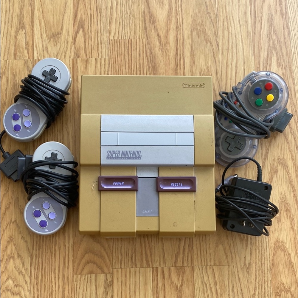 Nintendo Super Nintendo 1991 Console - Does not work but does power on.